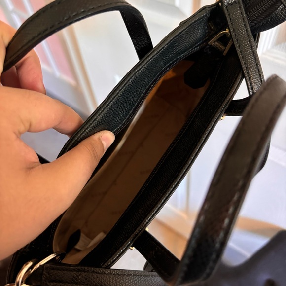 EUC 👜 GUESS purse with zipper - Picture 6 of 11